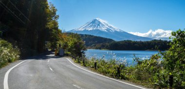 MT Fuji Gölü Kawaguchiko Japonya ve Otoban yol tarafındaki. Yol yolculuk seyahat ve Turizm Japonya.