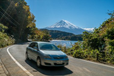 Mt Fuji Japonya yakınındaki hareketlerle araba araba hızlı hareket Gölü Kawaguchiko, bir otoyol yolda gösterilen bulanıklık. Kavramı yol yolculuk seyahat, araba kiralama ve Turizm Japonya.