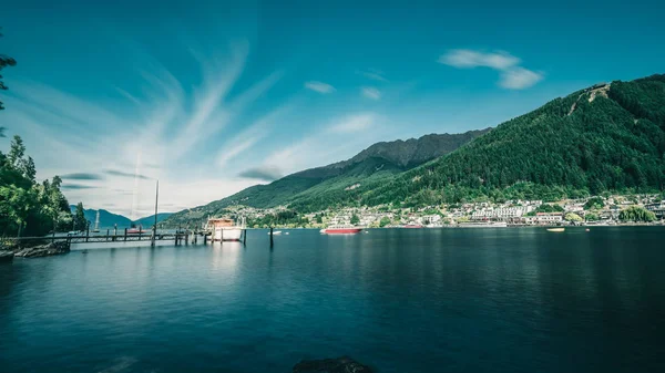 Uzun pozlama atış Queenstown lakefront city center adlı göl Wakapitu, Queenstown ünlü Gölü tekne turları, ve Turizm, su sporları merkezi South Island, Yeni Zelanda.