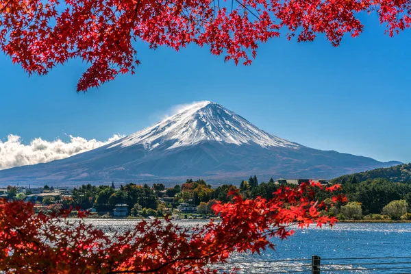 日本富士山五彩缤纷的秋天 川崎湖是日本欣赏富士山枫叶景色的最佳地点之一 这些枫叶的颜色不断变化 给富士山画上了鲜明的色彩 — 图库照片