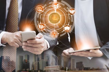 Litcoin ve kavram - modern grafik arayüzü başka bir tüccar ile ticaret Litcoin Ltc cep telefonu uygulaması kullanarak işadamı yatırım cryptocurrency. Blockchain ve finans teknolojileri.