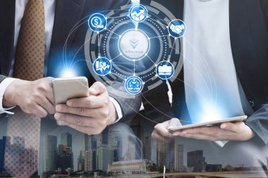 Ethereum ve kavram - modern grafik arayüzü başka bir tüccar ile ticaret Ethereum Eth cep telefonu uygulaması kullanarak işadamı yatırım cryptocurrency. Blockchain ve finans teknolojileri.