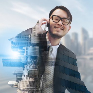 Cep telefonunuzun ve modern iş binası ve cityscape arka planda olan işadamı çift pozlama görüntü. Dijital yenilik ve teknoloji bozulma kavramı.