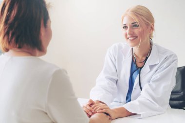Kadın doktor hasta el hasta hastane office odaya sahiptir. Sağlık ve tıbbi hizmet.