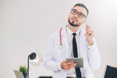 Doktor ofisinde hastanede tablet bilgisayarda çalışma. Tıbbi ve sağlık kavramı.