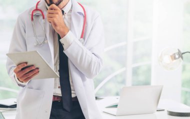 Doktor ofisinde hastanede tablet bilgisayarda çalışma. Tıbbi ve sağlık kavramı.