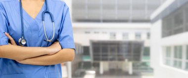 Hastane ofisindeki kadın doktor ya da hemşire. Sağlık sektörü ve doktor hizmetleri.