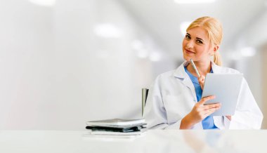 Hastanede tablet bilgisayar kullanan bir doktor. Sağlık ve doktor hizmetleri.