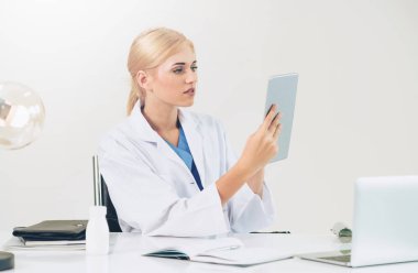Kadın doktor hastane veya Sağlık Enstitüsü tıbbi rapor ofis masası, çalışma.