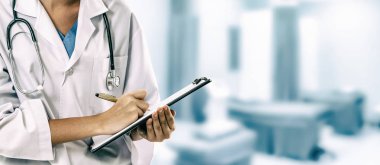 Hastane ofisinde çalışan kadın doktor. Sağlık ve doktor hizmetleri.