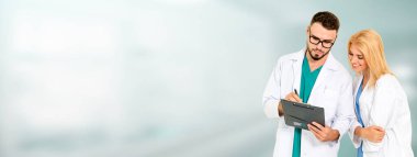 Hastanede başka bir doktorla çalışan bir doktor. Sağlık ve Sağlık Hizmetleri.