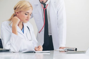 Doktor hastane ofis notlar hastalar raporda başka bir doktor ile konuşma yaparken o ayakta yanında yazıyor.