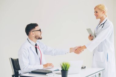 El sıkışma başarı ve profesyonel sağlık personeli ekip çalışması gösteren başka bir doktora veren hastanede doktor.