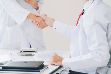 El sıkışma başarı ve profesyonel sağlık personeli ekip çalışması gösteren başka bir doktora veren hastanede doktor.