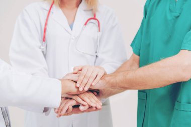 Tıbbi hizmet çalışması - Doktor, cerrah ve hemşire birleştirmek el ele tutusun.