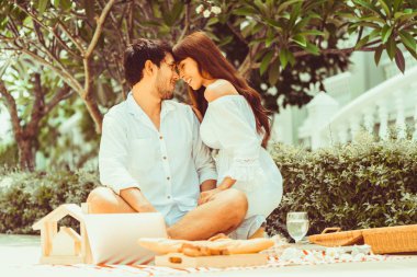 Mutlu genç çift gidin piknik ve yaz aylarında parkta dating.