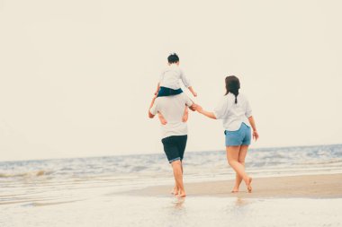 Baba, anne ve oğlu, mutlu aile tatil tropikal bir kum Plajı üzerinde yaz aylarında gider.