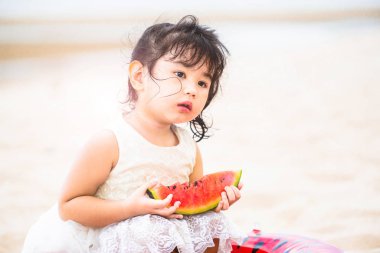 Çok güzel çocuk karpuz tropikal kum plaj yaz aylarında yemek..