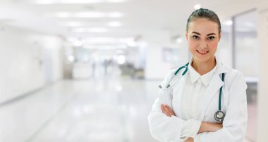 Hastane ofisinde çalışan kadın doktor. Sağlık ve doktor hizmetleri.