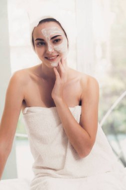 Güzeller güzeli kadın, sağlık merkezindeki profesyonel dermatologdan yüz temizleme tedavisi görüyor. Yaşlanma önleyici, yüz bakımı ve lüks yaşam tarzı konsepti.