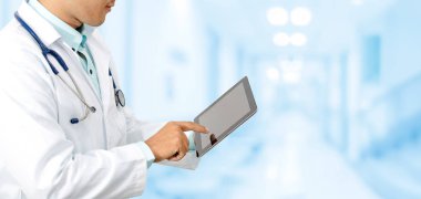 Hastanede tablet bilgisayar kullanan bir erkek doktor. Tıbbi araştırma personeli ve doktor servisi.
