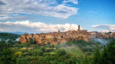Panoramik manzaralı tarihi tepe köy Pitigliano, Grosseto, Toskana, İtalya.