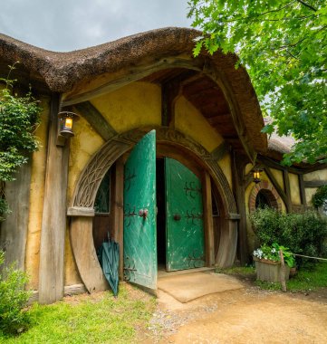 Matamata, Yeni Zelanda - 11 Aralık 2016: Yüzüklerin Efendisi filme için oluşturulan ayarla Hobbitköy film ve Hobbit filmleri içinde North Island, Yeni Zelanda. Yeni Zelanda ziyaret eden turist için açıldığında.