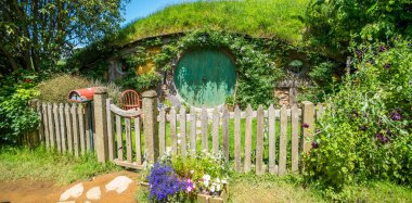 Matamata, Yeni Zelanda - 11 Aralık 2016: Yüzüklerin Efendisi filme için oluşturulan ayarla Hobbitköy film ve Hobbit filmleri içinde North Island, Yeni Zelanda. Yeni Zelanda ziyaret eden turist için açıldığında.
