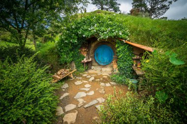 Matamata, Yeni Zelanda - 11 Aralık 2016: Yüzüklerin Efendisi filme için oluşturulan ayarla Hobbitköy film ve Hobbit filmleri içinde North Island, Yeni Zelanda. Yeni Zelanda ziyaret eden turist için açıldığında.