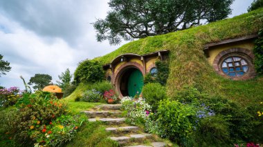 Matamata, Yeni Zelanda - 11 Aralık 2016: Yüzüklerin Efendisi filme için oluşturulan ayarla Hobbitköy film ve Hobbit filmleri içinde North Island, Yeni Zelanda. Yeni Zelanda ziyaret eden turist için açıldığında.