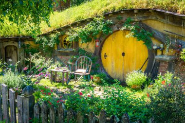 Matamata, Yeni Zelanda - 11 Aralık 2016: Yüzüklerin Efendisi filme için oluşturulan ayarla Hobbitköy film ve Hobbit filmleri içinde North Island, Yeni Zelanda. Yeni Zelanda ziyaret eden turist için açıldığında.