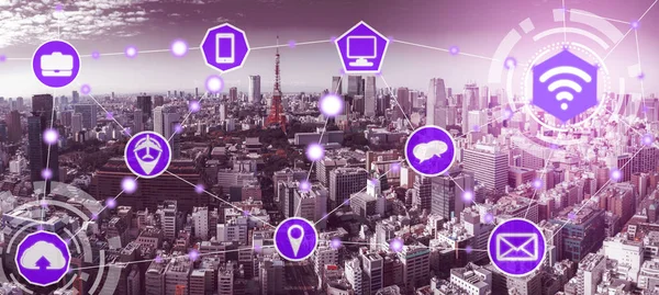 Iot とバック グラウンドで近代的な都市の建物に対して情報通信技術 Ict のインターネットのグラフィック表示の概念とスマートシティ無線通信ネットワーク — ストック写真