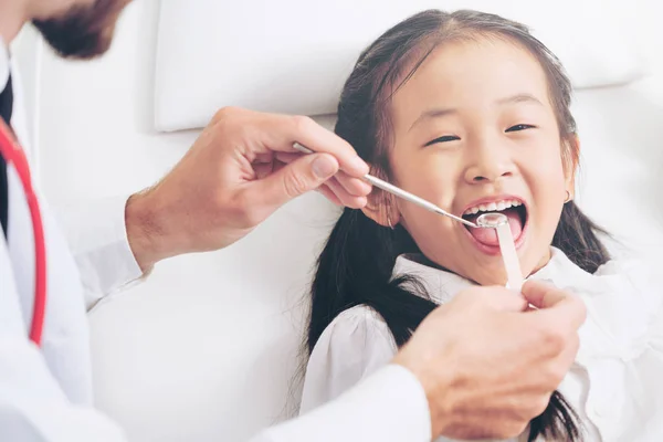 Amistoso Dentista Joven Examinando Los Dientes Infantiles Felices Clínica Dental — Foto de Stock