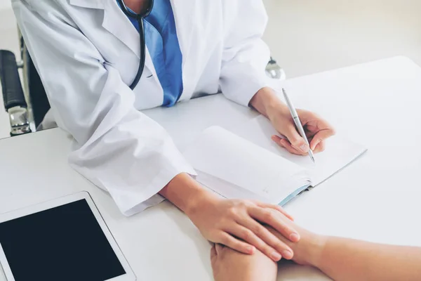 Femme Médecin Tient Patient Patient Main Dans Chambre Bureau Hôpital — Photo