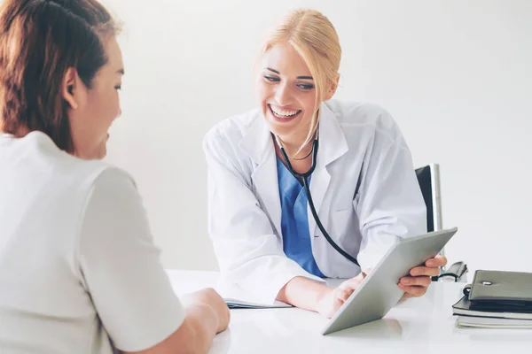 Ärztin Spricht Und Untersucht Patientin Krankenhaus Gesundheitswesen Und Medizinischer Dienst — Stockfoto