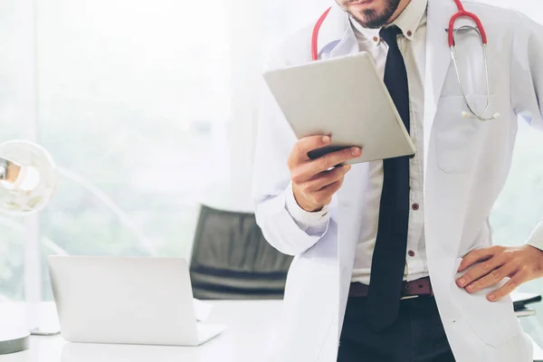 Doctor Trabajando Tableta Consultorio Del Hospital Concepto Médico Sanitario — Foto de Stock