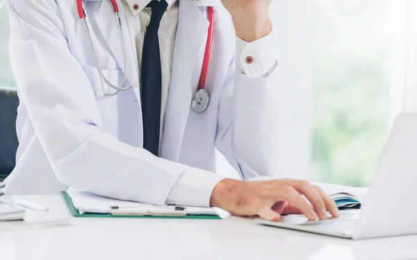 Arzt Laptop Bürotisch Krankenhaus Medizinisches Und Medizinisches Konzept — Stockfoto