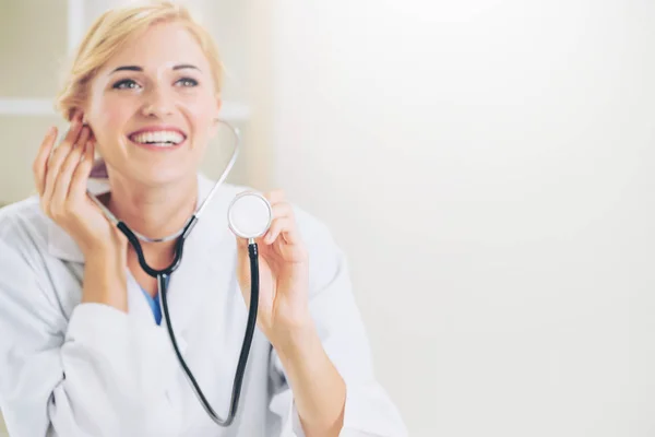 Jeune Femme Médecin Pointant Stéthoscope Blanc Concentration Sélective Main Des — Photo