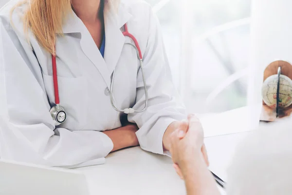 Ärztin Beim Händedruck Mit Männlicher Patientin Krankenhauszimmer Berufe Gesundheitswesen Und — Stockfoto