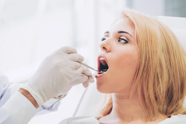 Young Handsome Dentist Examining Teeth Happy Woman Patient Sitting Dentist — Stock Photo, Image