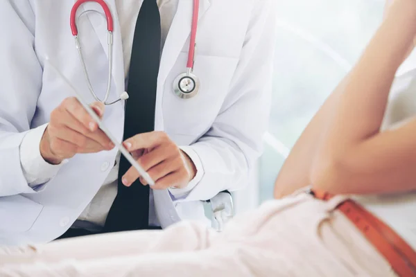 Male Doctor Talking Examining Female Patient Hospital Office Healthcare Medical — Stock Photo, Image