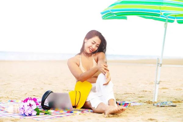 Mujer Joven Tamaño Grande Sentada Playa Arena Tropical Verano Vacaciones — Foto de Stock