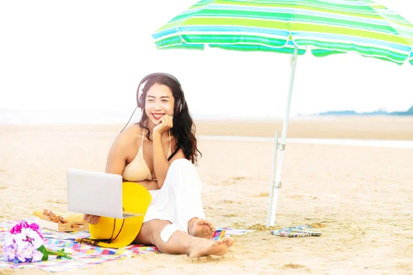 プラスのサイズの夏に熱帯の砂浜に座っていた若い女性 休暇旅行 — ストック写真