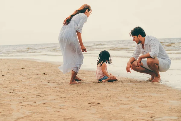 Feliz Familia Padre Madre Hijos Vacaciones Una Playa Arena Tropical — Foto de Stock