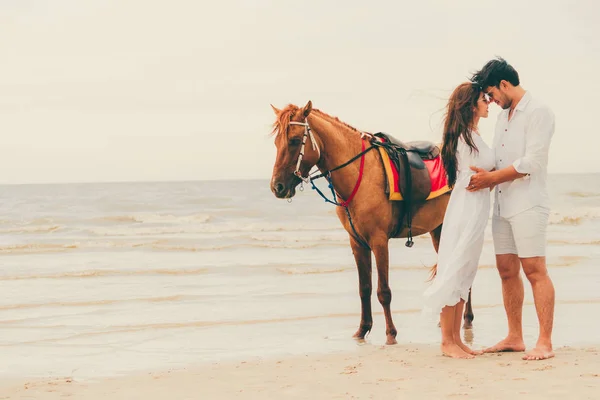 Young Couple Goes Honeymoon Horse Riding Beach Summer Vacation — Stock Photo, Image