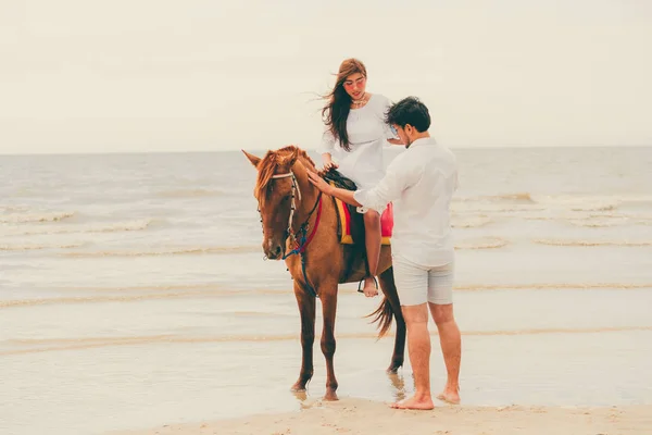 Jong Koppel Gaat Huwelijksreis Paardrijden Het Strand Zomervakantie — Stockfoto