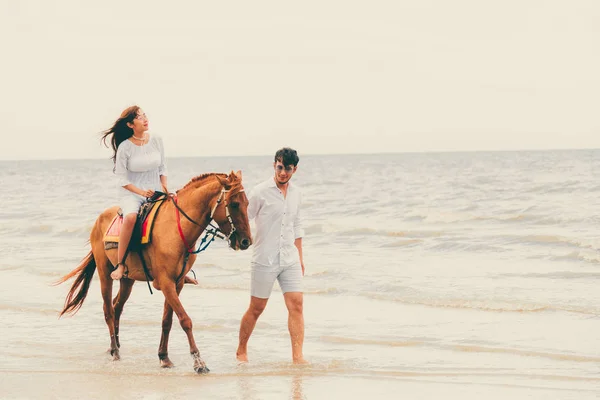 Jovem Casal Vai Lua Mel Cavalo Montando Praia Férias Verão — Fotografia de Stock