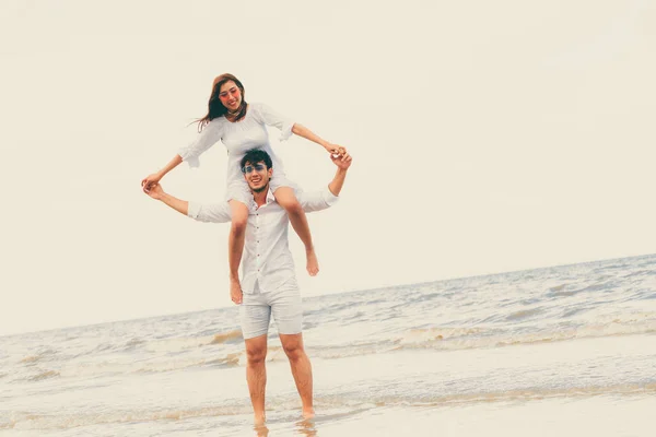 Szczęśliwa Para Będzie Podróż Poślubna Podróż Tropikalnej Plaży Piasek Latem — Zdjęcie stockowe