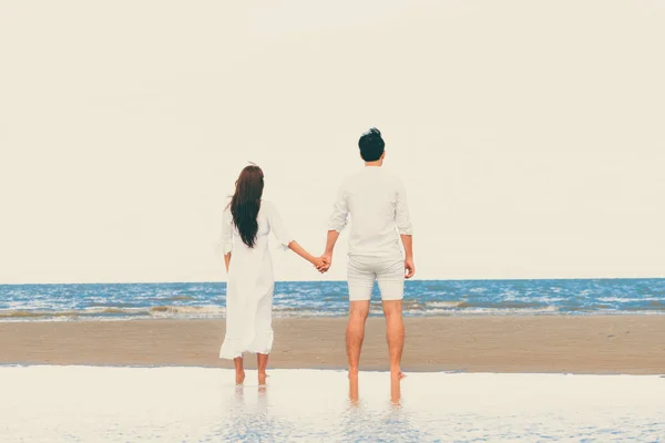 Pareja Feliz Viajando Luna Miel Playa Arena Tropical Verano —  Fotos de Stock