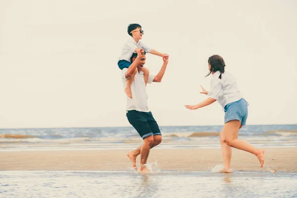 Família Feliz Pai Mãe Filho Vai Férias Uma Praia Areia — Fotografia de Stock